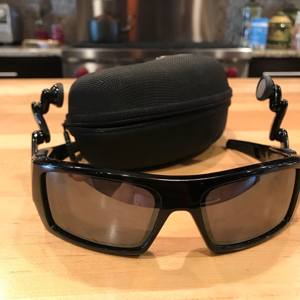 OAKLEY THUMP 512 mp3 . Do not have charge cord.